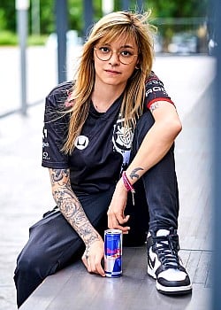 Vivian Schilling